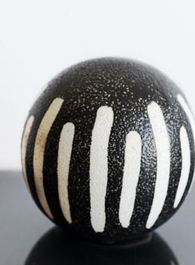 北欧轻奢黑白条纹陶制小球装饰摆件茶几角几创意桌面软装陈设品