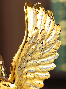 大鹏入口新酒柜办公室陈设欧式家居陶瓷镀金磨砂客厅如意鹰桌面