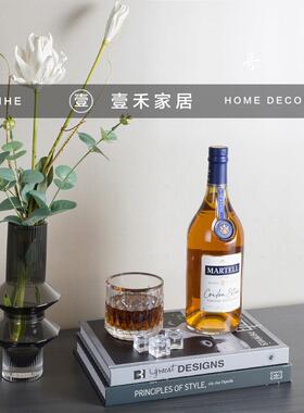 现代简约样板房卧室床头柜装饰品组合摆件洋酒红酒彷真书摄影道具