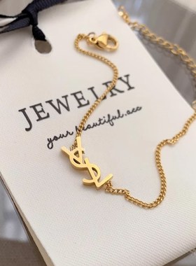 金色字母项链女高级感轻奢小众锁骨链2024年新款爆款气质百搭颈链