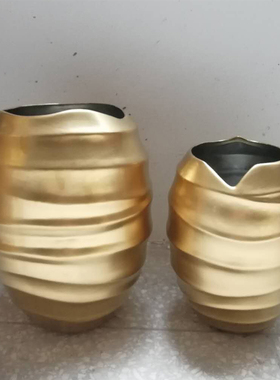 现代新软装样板房间客厅陶瓷灰色皮纹环形伸缩纹器瓶