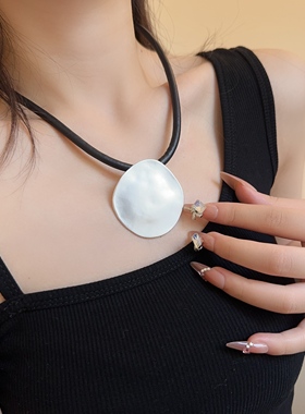 皮绳短款项链几何磨砂圆片锁骨链