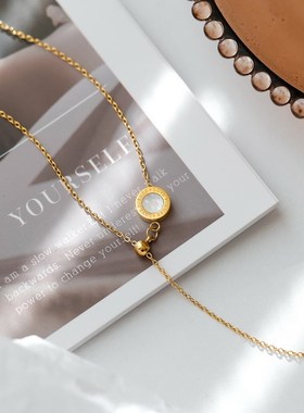 不掉色~轻奢双面黑白字母圆牌项链女抽拉吊坠锁骨链颈链配饰礼物