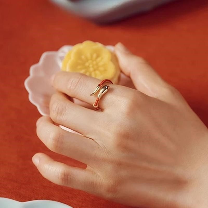 【新年礼物】红绳开口小灵蛇形戒指女小众新中式蛇年本命年食指环,淘宝优惠券,粉丝福利购,淘宝优惠卷
