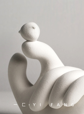 一匚 现代抽象人手托小鸟摆件 样板间售楼处客厅书房创意饰品