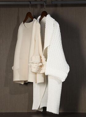 样板间衣服意式极简轻奢衣服女士连衣裙褶皱款设计师款衣帽间衣柜