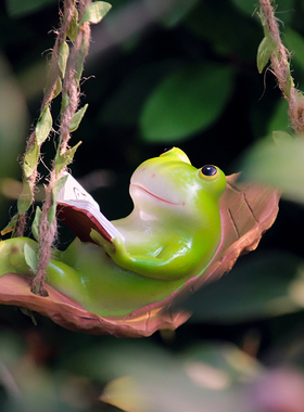 小青蛙阳台庭院幼儿园装饰品爱动物看书树上吊件