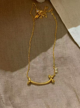 金色微笑腊肠狗吊坠项链韩系冷淡风简约设计感闪钻骨头秋冬毛衣链