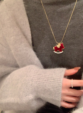 马上好运本命年红色丝绒小马项链女款复古高级感长款毛衣链配饰
