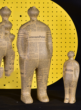 现代创意旧报纸人物摆件酒店会所样板间家居软装饰品父子