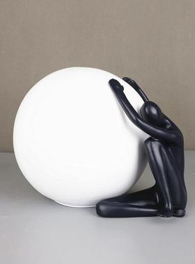 简约创意抽象人物艺术抱球人摆件样板房酒店家居玄关客厅现代装饰