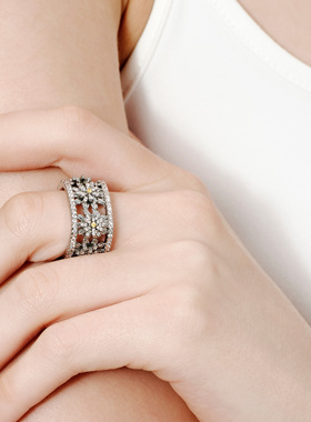 【卢昱晓同款】GdV雏菊系列水晶雏菊镂空戒指轻奢方形指环礼物