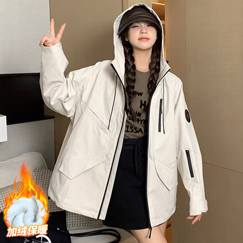 加绒加厚冲锋衣外套女士冬季宽松潮牌休闲上衣百搭连帽运动夹克衫 - 图0