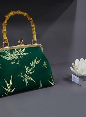 新中式风样板间衣帽间软装陈设样板房卧室衣柜摆件裙子收纳盒组合