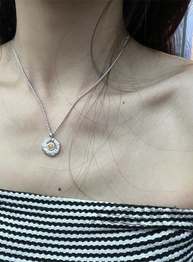 设计师 18K小雏菊项链女镶钻法式吊坠轻奢锁骨链权志龙款情人礼物