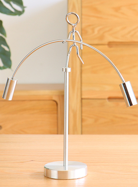 创意家居客厅装饰不倒翁小铁人混沌牛顿摆设儿童房间单脚平衡摆件