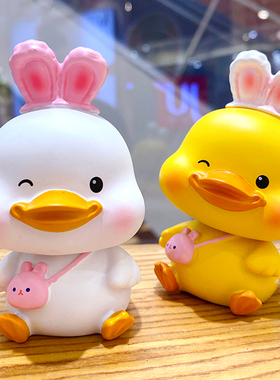 创意可爱治愈系网红MOMO小黄鸭电动汽车载装饰摆件办公室桌面公仔