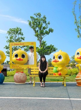 卡通小黄鸭子摆件大型玻璃钢雕塑幼儿园商场儿童乐园楼盘装饰打卡