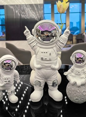 轻奢高档家居新h房装饰品太空宇航员酒柜电视柜办公室书柜桌面摆