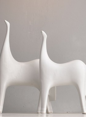 现代极简风轻奢陶瓷抽象对马书柜酒柜客厅样板房间软装饰品摆件