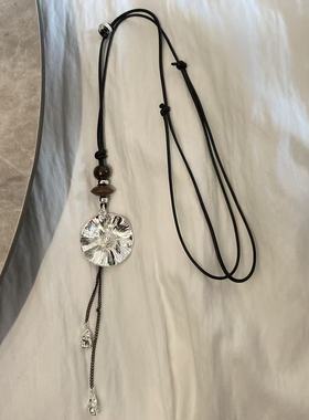 秋冬皮绳纹理花朵吊坠项链女2025新款轻奢小众高级感长款毛衣链配