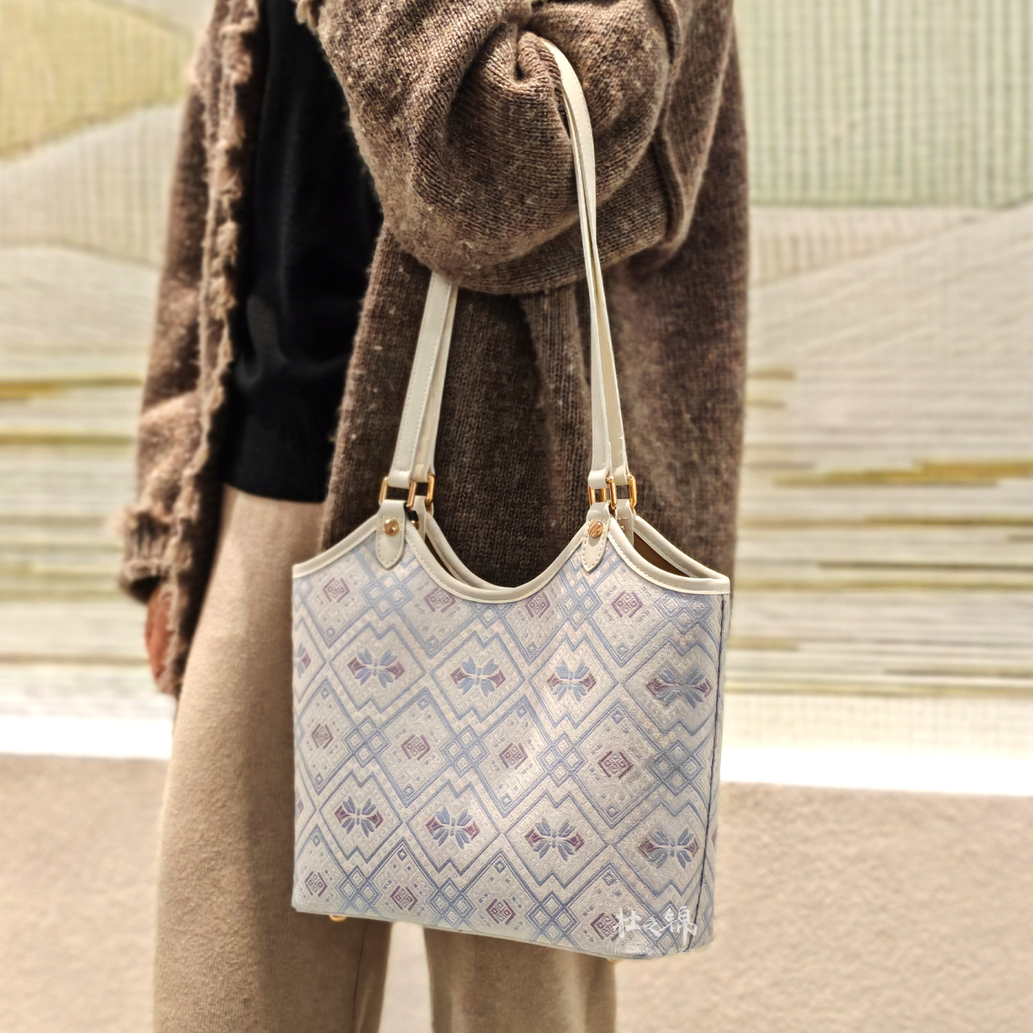 【银白蝶翼】广西民族非遗壮锦包几何中托特菜篮子单肩包B5039,淘宝优惠券,粉丝福利购,淘宝优惠卷
