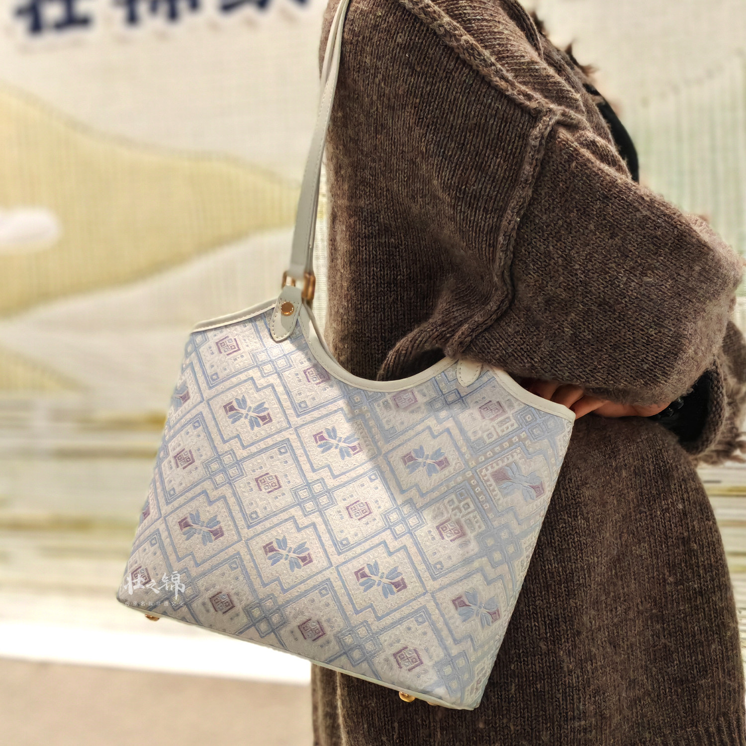 【银白蝶翼】广西民族非遗壮锦包几何中托特菜篮子单肩包B5039,淘宝优惠券,粉丝福利购,淘宝优惠卷
