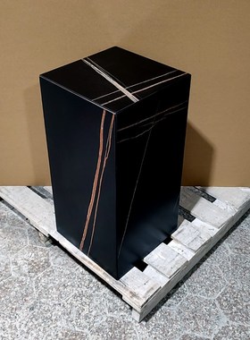 简约轻奢劳伦黑金大理石底座别墅客厅电视柜旁落地岩板花架雕塑台