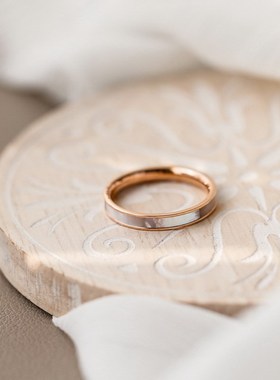 日韩时尚简约新款钛m钢戒指女白贝不掉色素圈轻奢小众ins冷淡风潮