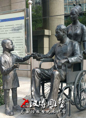玻璃钢仿c铜医护人员救助腿受伤病人人物雕塑大型户外园林景观雕