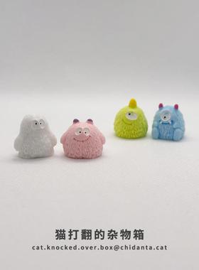 打翻瞭箱！怪可爱小毛怪解压礼物办公室工位电脑迷你桌面小摆件