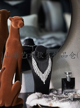 现代简约轻奢样板房衣帽间梳妆台衣柜托盘坐姿豹子套装饰摆设道具