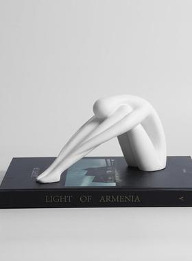 样板间简约白色抱膝人物抽象摆件人体艺术客厅卧室艺术装饰品