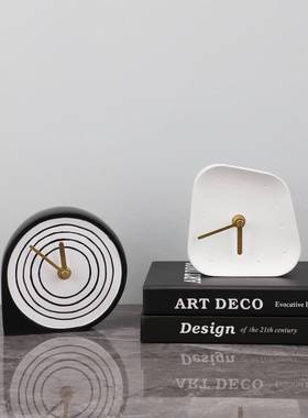 现代简约树脂0381钟客摆件板房售样楼部卧室时书房厅桌面玄关软装