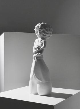 现代简约卡通梦娜三姐妹人物雕塑样板房间酒店办公室玄关酒柜摆件