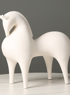 现代极简树脂骏i马艺术抽象摆件客厅样板间玄关办公室装饰新居送