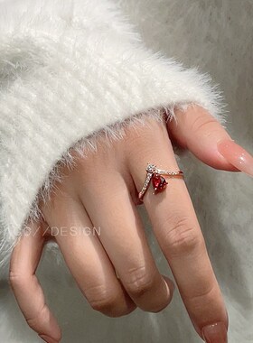 镶嵌红色锆石叠戴戒指女新爆款轻奢精致I高级感气质开口戒指手饰