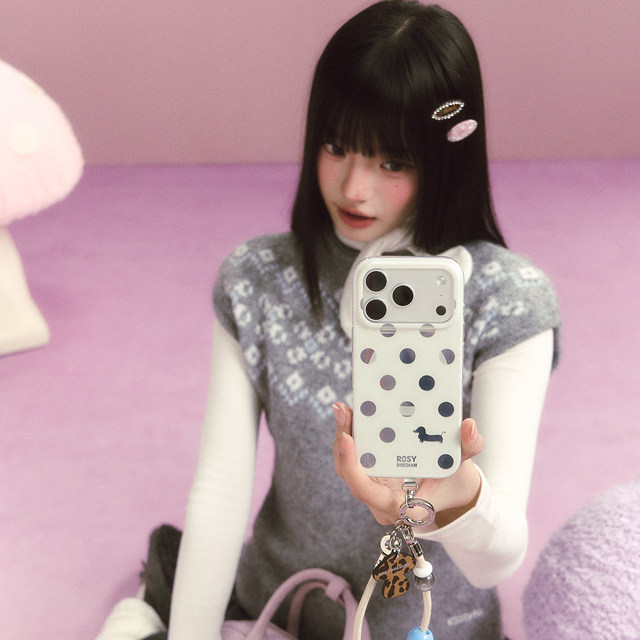 ROSYDOEDIAN found the organized mobile phone case. The white minimalist design mobile phone case comes with magnetic suction
