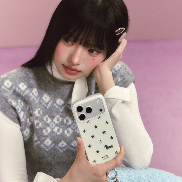 ROSYDOEDIAN found the organized mobile phone case. The white minimalist design mobile phone case comes with magnetic suction