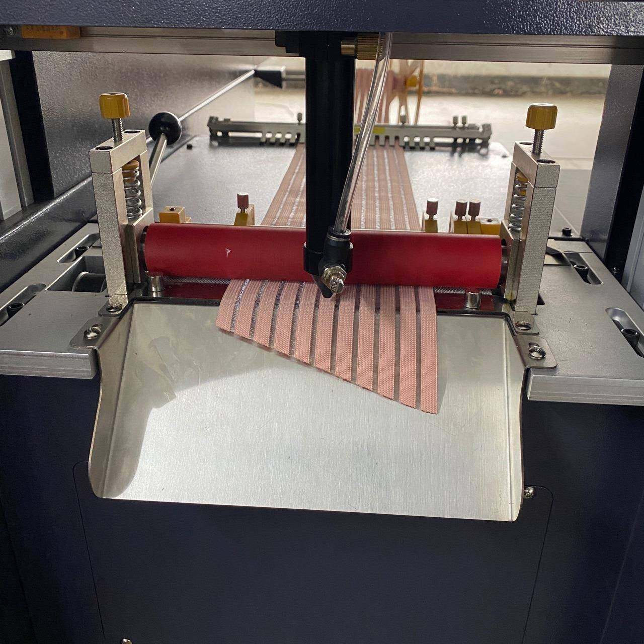 全自动电脑激光切割机切割织带松紧带布料绳子尼龙带魔术贴辅料,淘宝优惠券,粉丝福利购,淘宝优惠卷