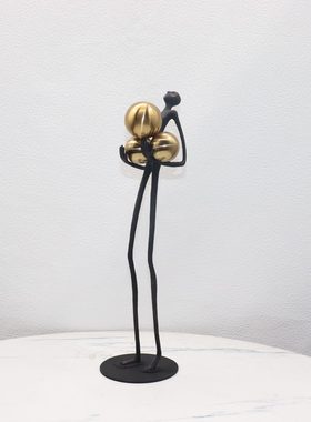 抱金属酒店球艺术品现代展厅轻奢人物雕塑摆件样板间摆设软装客厅
