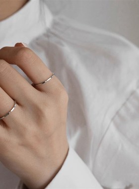 黑色素圈叠戴极细戒指钛钢不掉色对戒男女生自R律尾戒冷淡风闭口