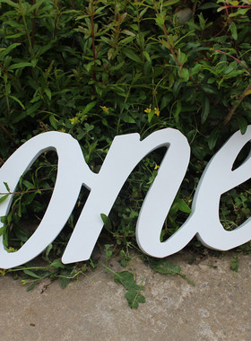 宝宝周岁拍照字母摆件摄影拍照道具字牌定制 ONE连身实木字牌雕刻