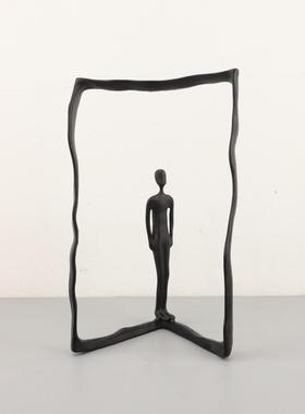 现代简约创意铸铁边框人物摆件办公室卧室玄关茶几书房家居装饰品