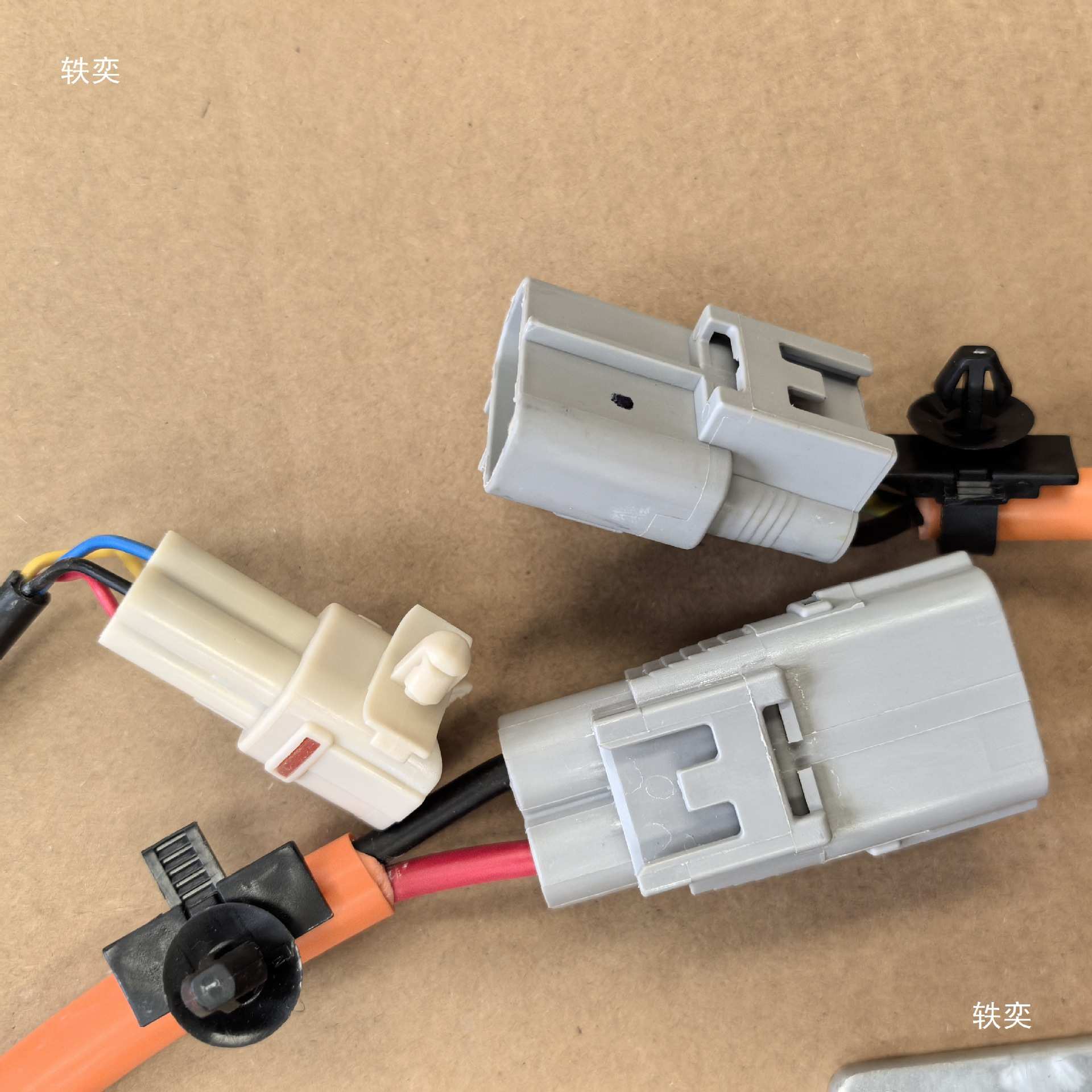 雷丁比德文达电动汽车充电机60V1100安时72V铅酸车载充电器 - 图1