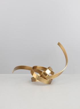 现代约样长脸人缠居绕金属摆件客厅卧室玄关办公简室板房家装0834