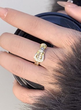 2025新款爆款轻奢高级感马蹄扣锆石开J口戒指女款金色指环尾戒小