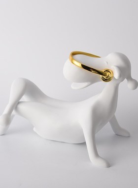 卡通奶牛摆件创意坐姿工艺品轻奢时尚儿童房摆设样板房软装饰品