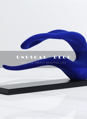 现代简约蓝色植绒体操人摆件样板房书房客厅书柜几V何抽象软装饰