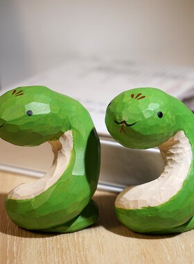 小青手工木雕小摆件卡通办公室电脑桌面玄关书柜台蛇年装饰品